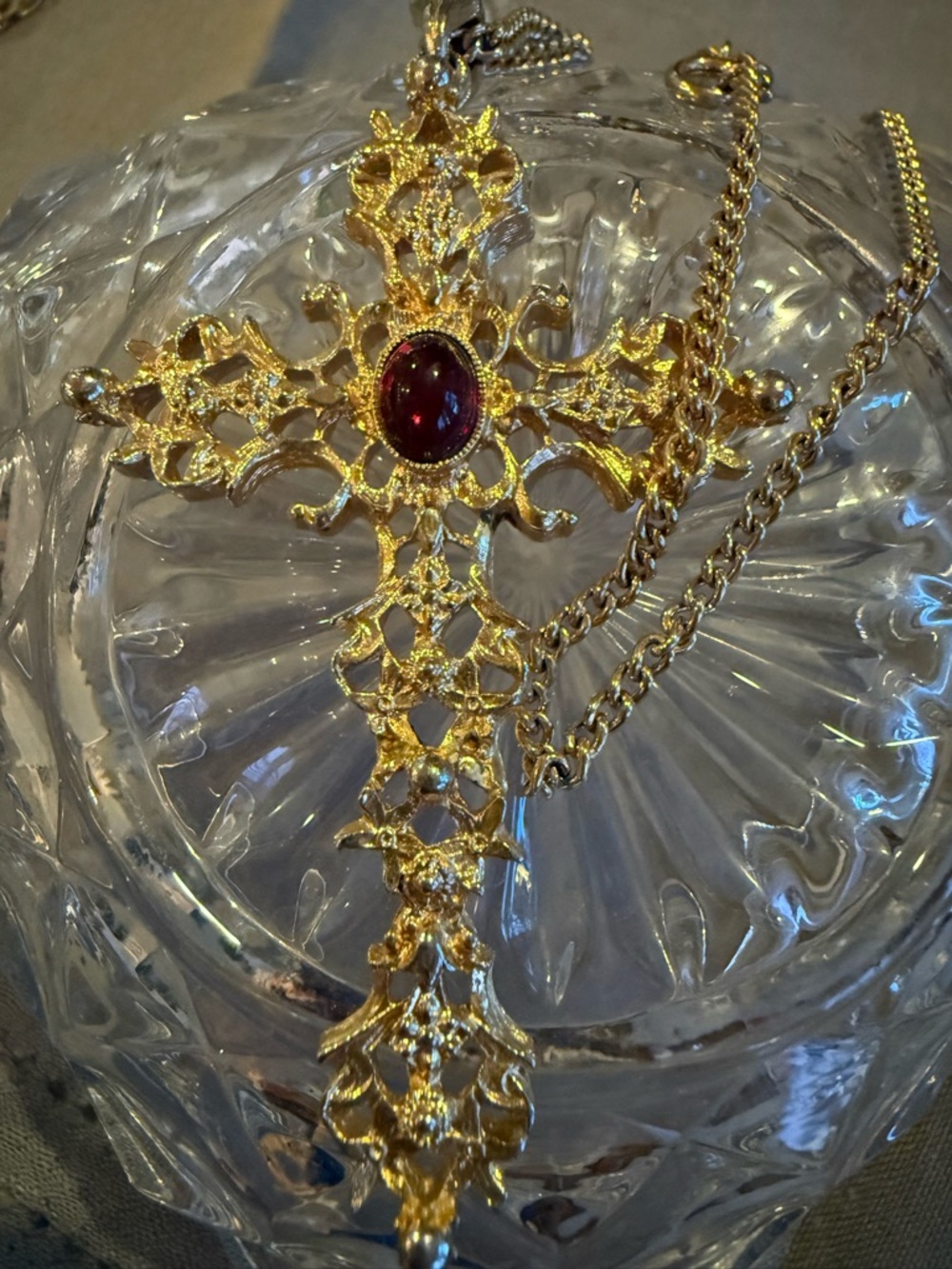 Vintage Avon Abbey Cross Pendant Necklace Gold tone filigree with Red Stone - Picture 5 of 7